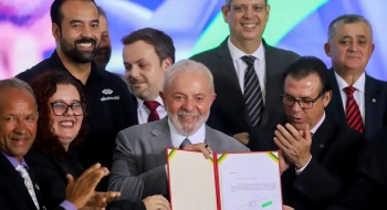 Lula assina projeto que regula atividade de motoristas de aplicativo
